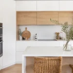 Cuisine moderne avec des éléments blancs et bois, décoration naturelle, lumière abondante