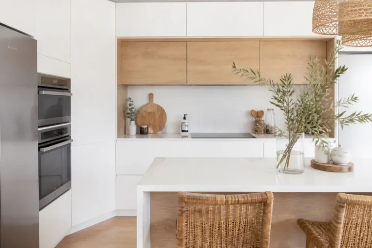 Cuisine moderne avec des éléments blancs et bois, décoration naturelle, lumière abondante