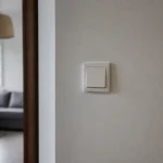 Interrupteur mural blanc au design moderne, hauteur de l'interrupteur ergonomique pour accès facile