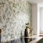Cuisine moderne avec papier peint à motif végétal, plan de travail en bois clair