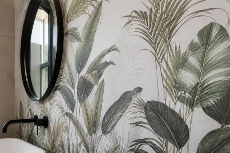 Miroir rond et papier peint salle de bain motif végétal élégant avec feuilles vertes