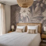 Chambre avec papier peint en tête de lit à motifs floraux et lit double élégant