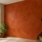 Escalier en bois et mur décorés avec une peinture couleur terracotta chaleureuse et végétation