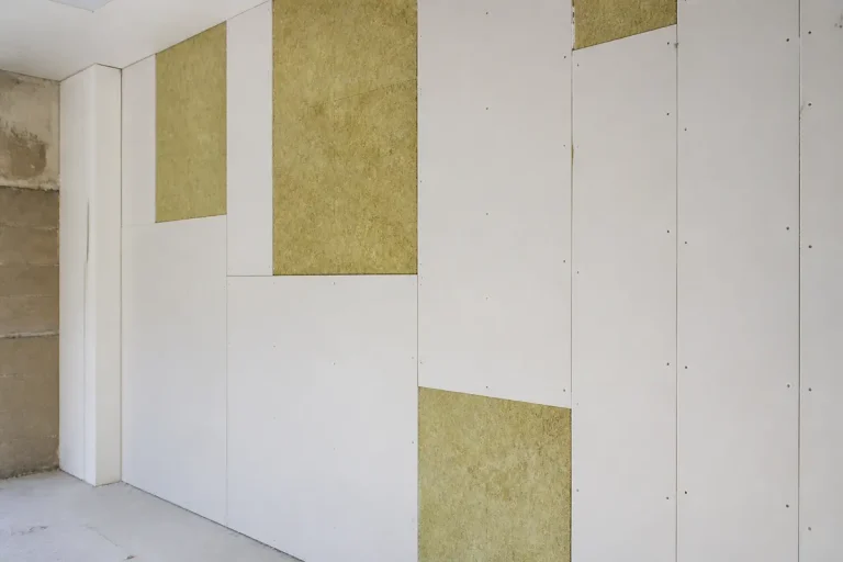 Plaques de placo isolant installées sur un mur intérieur en construction.