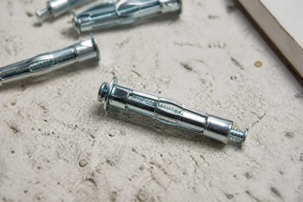 Chevilles métalliques sur une surface en béton pour fixer en taille cheville Molly BA13