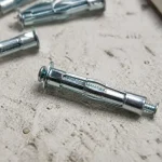 Chevilles métalliques sur une surface en béton pour fixer en taille cheville Molly BA13
