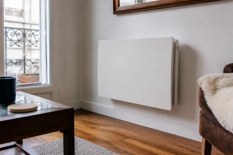 Radiateur blanc moderne fixé sur un mur dans un salon lumineux et élégant, parquet bois, fenêtre vitrée.